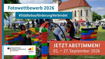 Kinder bauen aus großen bunten Bausteinen eine Stadt. Auf dem Bild ist die Aufschrift Fotowettbewerb 2026 Städtebauförderung Verbindet zu lesen.