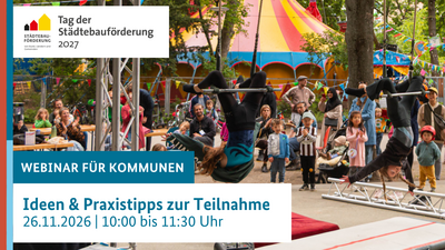 Vor einem Zirkuszelt steht eine Menschenmenge und applaudiert zwei Kindern, die an einem Klettergerüst turnen. 