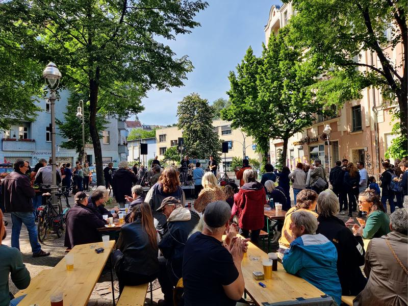 37 Neuko lln Nachbarschaftsfest unter der Linde c QM Flughafenstrasse 37 Neuko lln Nachbarschaftsfest unter der Linde c QM Flughafenstrasse