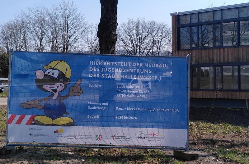 JUZ mit Baustellenbanner JUZ mit Baustellenbanner