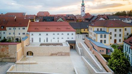 Tirschenreuth: Blick auf die im Rahmen der Städtebauförderung kernsanierte historische Fronfeste, in der sich seit dem Jahr 2020 Tirschenreuths neuer Hochschul-Lernstandort befindet.