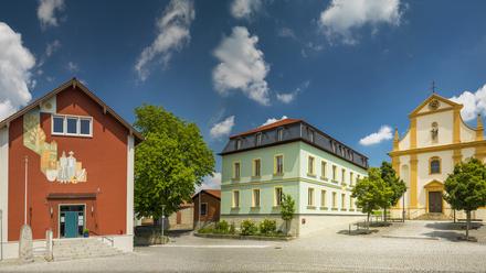 Kürnach: Ausblick auf das Rathaus der Gemeinde Kürnach, Haus der Vereine und katholische Kirche