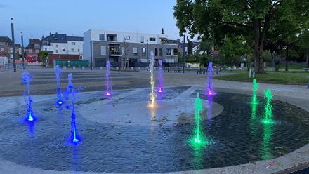 Linnich: Beleuchteter Springbrunnen auf dem Place de Lesquin
