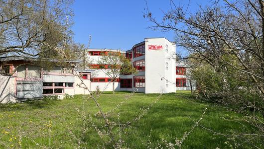 Berlin-Reinickendorf: Energetisch sanierte Jugendkunstschule „Atrium“ im Märkischen Viertel