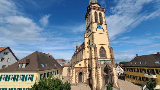 Sinzheim: Blick auf den neugestalteten Kirchplatz, das alte Rathaus und die Pfarrkirche St. Martin