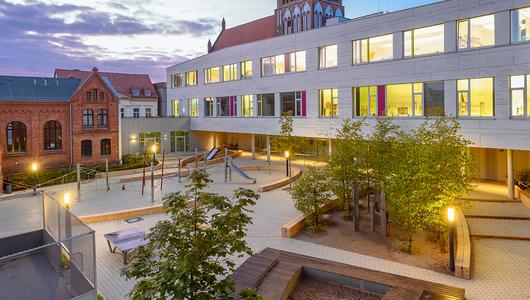 Greifswald: Innenhof der Grundschule Käthe-Kollwitz - Sanierung und Neubau