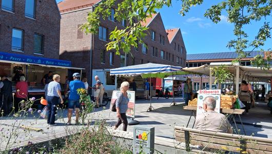 Kronshagen: Markttreiben auf dem neuen Rathausmarkt von Kronshagen