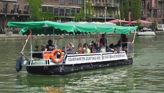 Münster: Eine Fähre verbindet - Überquerung des Stadthafen 1 anlässlich des Tages der Städtebauförderung 2026